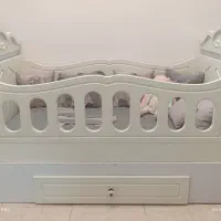 تخت کودک به همراه با خوش خواب و رو تختی