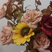 گلدان با گل مصنوعی