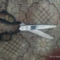 یک عدد قیچی کاملن حرفه آیی