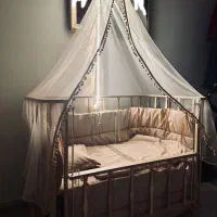 تخت کنار مادر