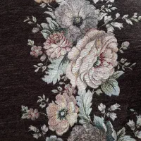 کنار پرده سالنی گلدار و پرده