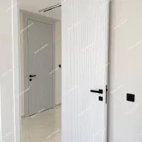 درب چوبی در اتاقی سرویس ضد اب اتاق خواب