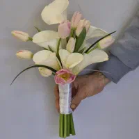 دسته گل عروس از گل شیپوری و گل لاله کد ۱۰۹۵ گلاریس