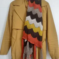 بارونی پاییزه رنگ خردلی همراه با شال در حد نو