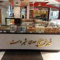 فروشنده و صندوق دار ماهر با حقوق مکفی