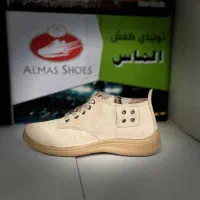 کارگر ساده در کارخانه کفش