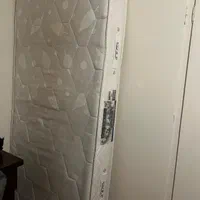 تخت چوبی به همراه تشک سالم ۲۰۰/۹۰|تخت و سرویس خواب|تهران, ستارخان|دیوار