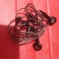 تعدادی هندزفری با سیم