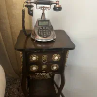 تلفن کلاسیک و میز تلفن
