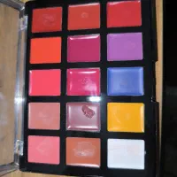 تعدادی لوازم میکاپ