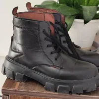 بوت مشکی سایز ۳۹