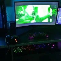 کیس گیمیگ به همراه مانیتور