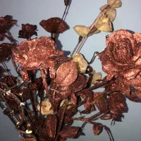 گل مصنوعی به همراه گلدان و پایه