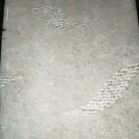 یک رول موکت نو  استفاده نشده داخل پلاستیک