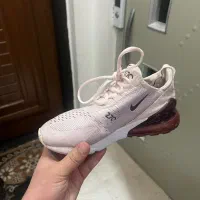 تعدادی کتونی و کفش مجلسی و کاپشن