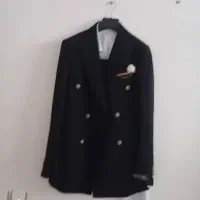 کت شلوار سیاه همراه با لباس سفید یقه دار