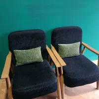 یک جفت مبل تک نفره بعلاوه پافر (میز جلوش)