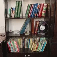 کتابخانه و میز تحریر