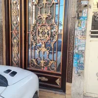 درب  ورودی و پنجره آهنی سنگین در حد نو