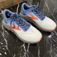 تعدادی کتونی کاپشن اورجینال وارداتی زیر قیمت کشور