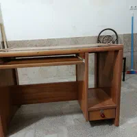 میز تحریر و کامپیوتر