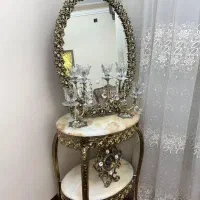 میز و اینه و شمعدون