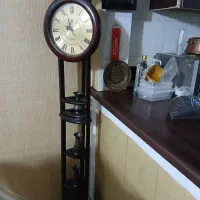 ساعت ایستاده سالم فقط باطری نداره قد حدودا ۲ متر