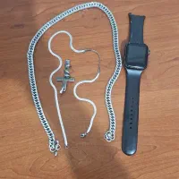 تعدادی گردنبند و ساعت هوشمند