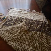 شال دولایه ی فِندی نو کار نخورده|لباس|ساری, |دیوار