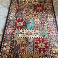 گلیم رنگ قرمز
