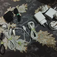 چند عدد شارژر اضافی شیاومی و سامسونگ و آداپتور