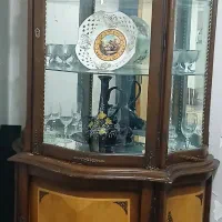 بوفه‌ و ویترین با طرحی زیبا، خاص وسلطنتی،چوب وشیشه