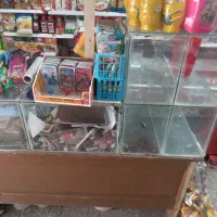 یک‌عدد‌میز‌ویترین‌مغازه