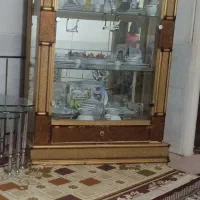 ویترین طلایی سه طبقه ای.