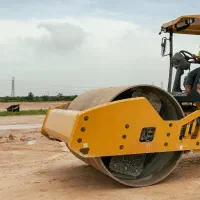 راننده غلتک راهسازی و آسفالت بومی منطقه