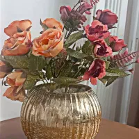 گل همراه با گلدان طلایی