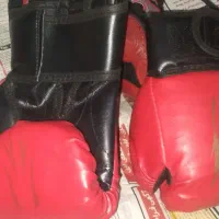 تعدادی لباس ورزشی وکلاه دستکش بوکس وکتونی کشتی