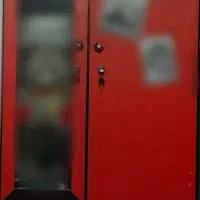 کمد قرمز و مشکی دوکشوعه