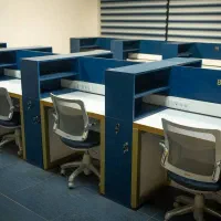 میز و اتاق های اشتراکی روزانه و ساعتی(فول امکانات)
