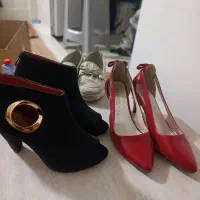 دو تا کفش سیاه وقرمز|کیف، کفش، کمربند|قم, شهرک امام حسن|دیوار