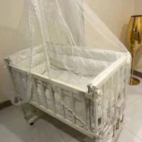 تخت نوزاد کنار مادر  دارای گهواره و پشه بند|تخت و صندلی بچه|فردیس, فردیس|دیوار