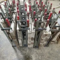 کار در کارگاه پوست کاری چوب