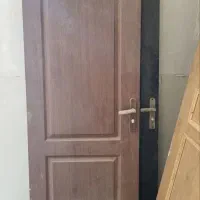 درب چوبی با قفل سالم