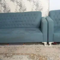 یک دست مبل راحتی در حد نو کم استفاده شده