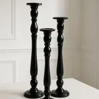 شمعدان کنار سالنی چوبی