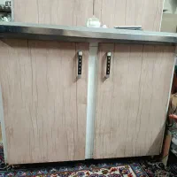 یک عدد کابینت ظرفشویی و سینک دوقلو