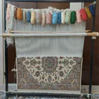 پشتی دستبافت نیمه کاره همراه با دستگاه