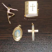 وسایل کلکسیونی .سنجاق سینه روکش طلا