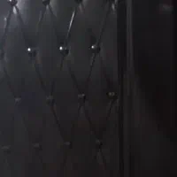 یک تخت خواب کودک باکمدموجوداست