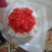 یک دسته گل سفید قرمز مناسب برای مجالس عقد وعروسی